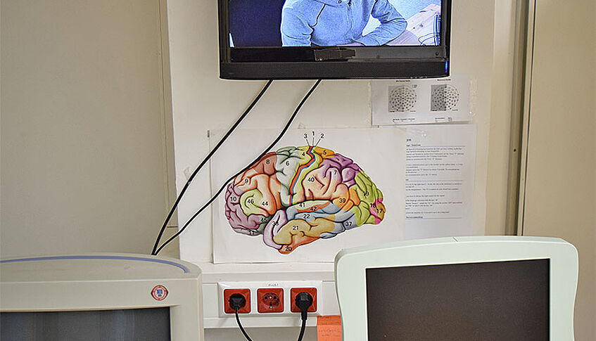 Darstellung von Gehirn und Monitoren im Labor