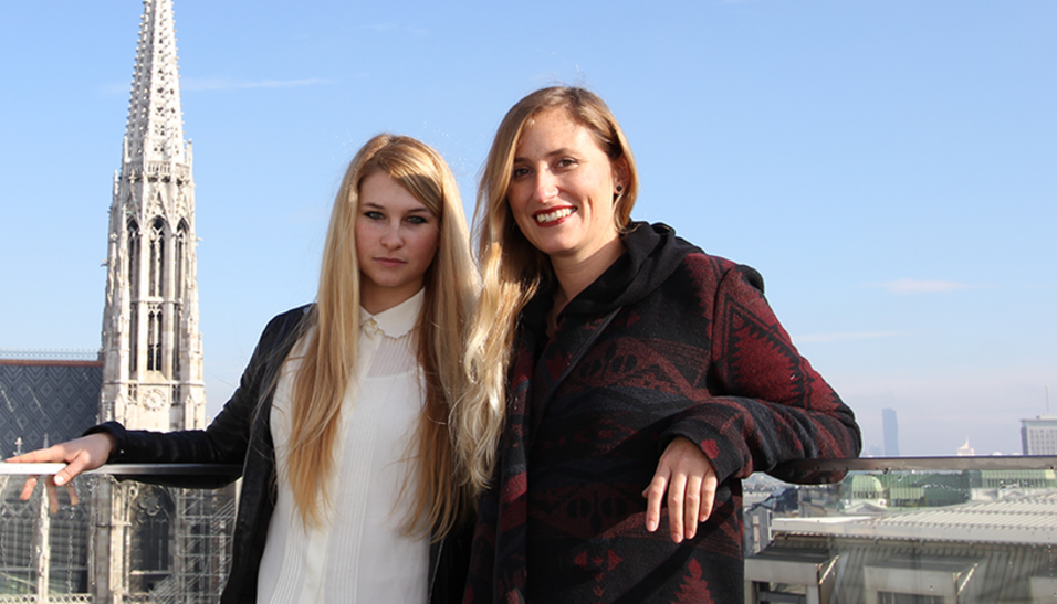 Lisa Bardach und Jullia Klug auf der Dachterrasse des NIG