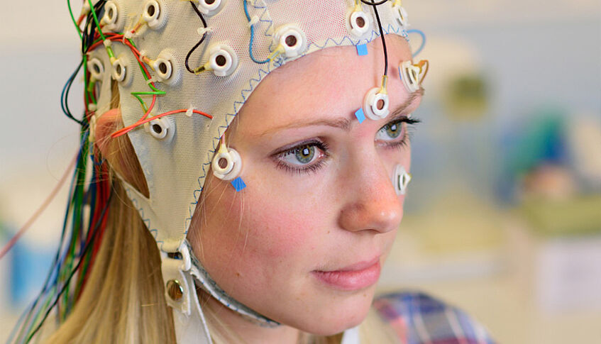 Testperson mit EEG-Haube