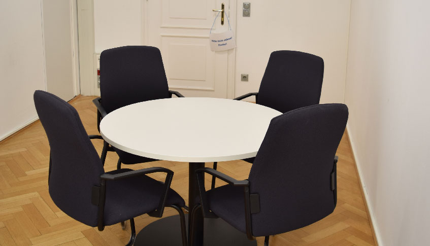 Beobachtungslabor - Tisch mit Sesseln