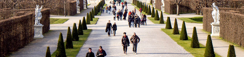 Menschen spazieren in einem Park